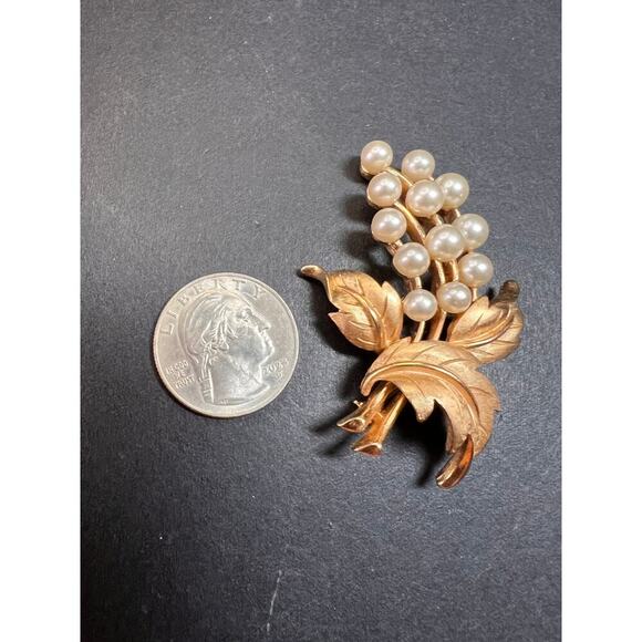 Vintage signed crown Trifari brushed goldtone pearl spray brooch - Picture 7 of 9